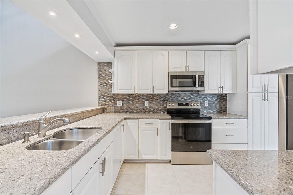 Image 22 of property listing at 8230 AMBROSE COVE WAY, Orlando, FL 32819