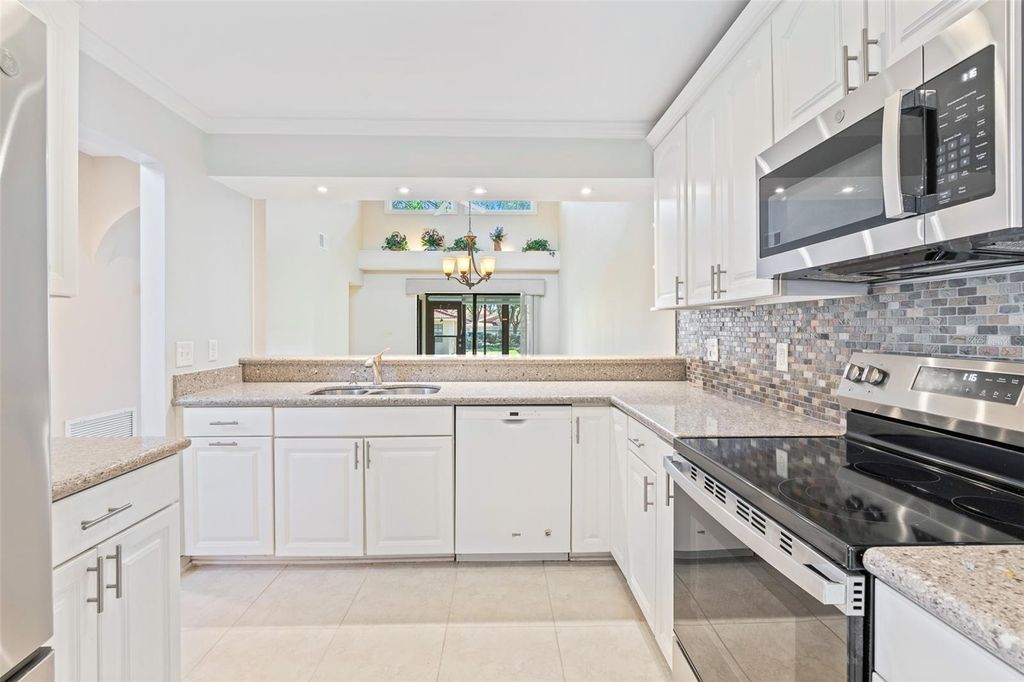 Image 24 of property listing at 8230 AMBROSE COVE WAY, Orlando, FL 32819