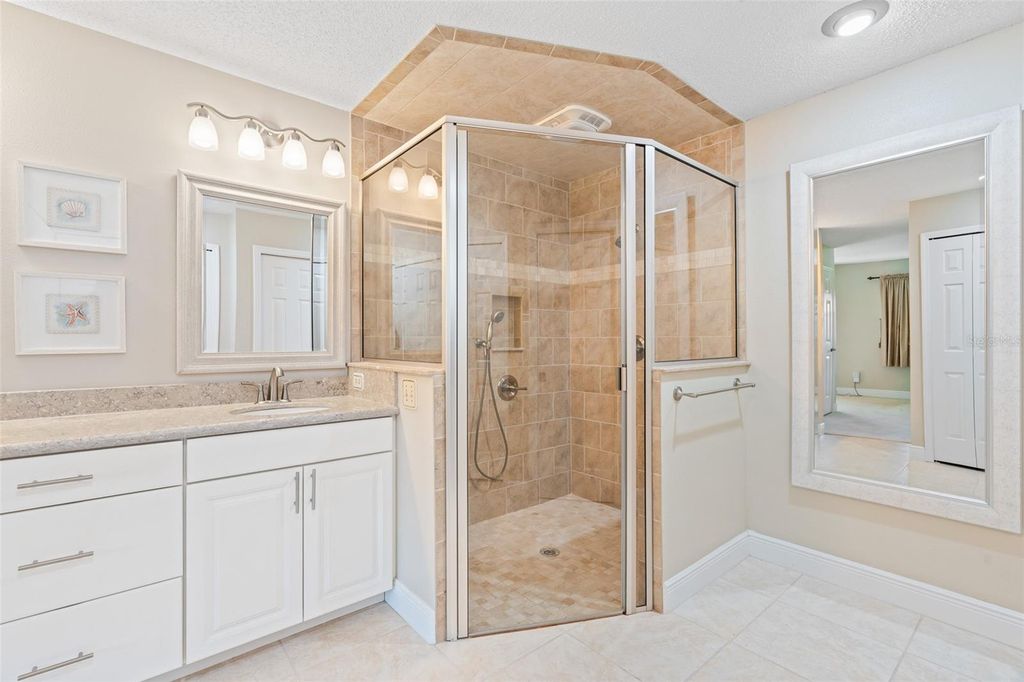 Image 45 of property listing at 8230 AMBROSE COVE WAY, Orlando, FL 32819