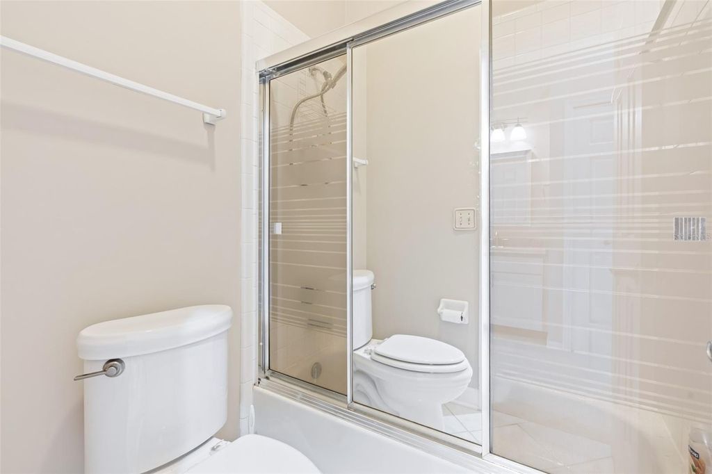 Image 58 of property listing at 8230 AMBROSE COVE WAY, Orlando, FL 32819