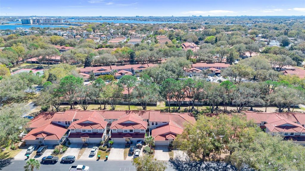 Image 7 of property listing at 8230 AMBROSE COVE WAY, Orlando, FL 32819