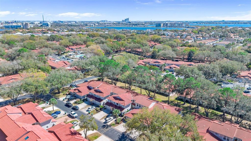 Image 8 of property listing at 8230 AMBROSE COVE WAY, Orlando, FL 32819