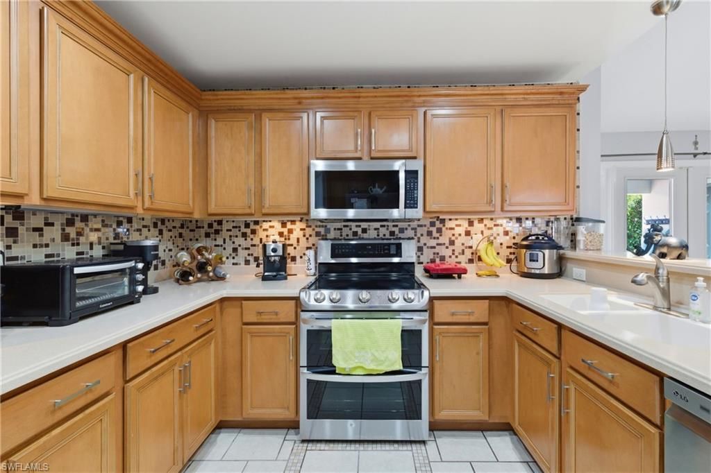 Image 11 of property listing at 2612 Ceitus PKWY, Cape Coral, FL 33991