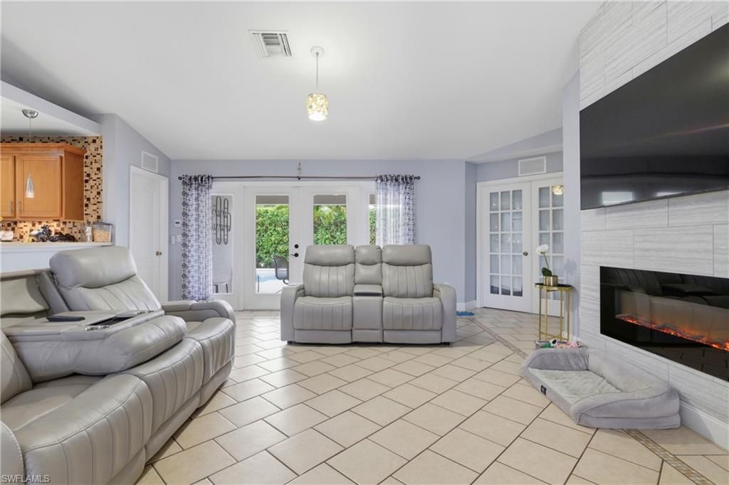 Image 4 of property listing at 2612 Ceitus PKWY, Cape Coral, FL 33991