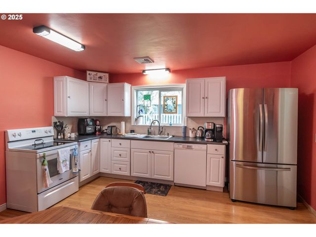 470 STERLING Dr, Roseburg, OR 97470
