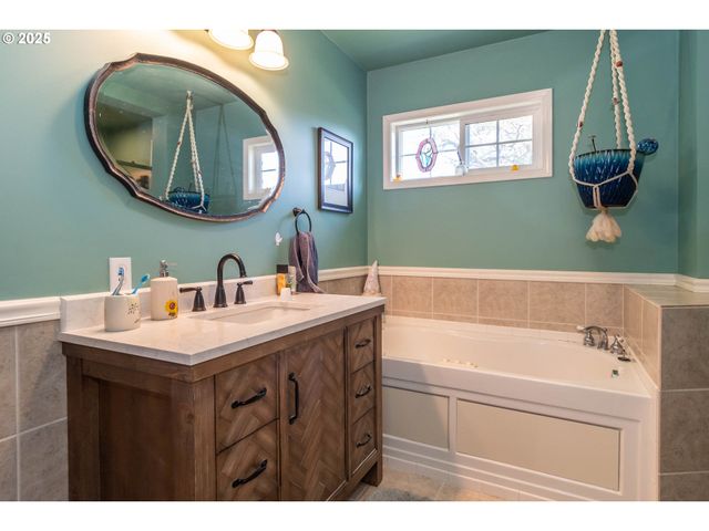 470 STERLING Dr, Roseburg, OR 97470