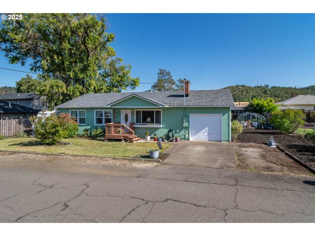 470 STERLING Dr, Roseburg, OR 97470