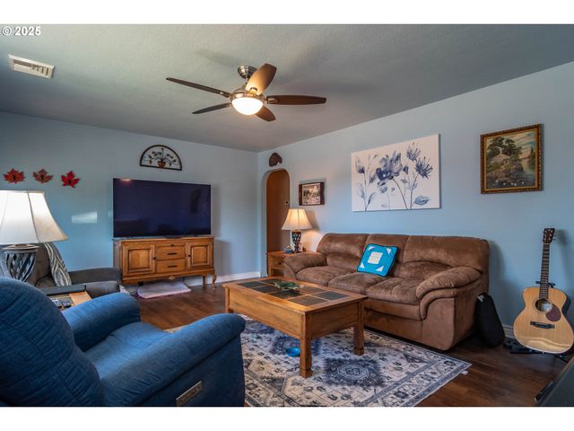 470 STERLING Dr, Roseburg, OR 97470