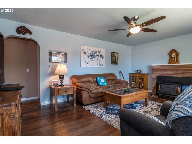 470 STERLING Dr, Roseburg, OR 97470