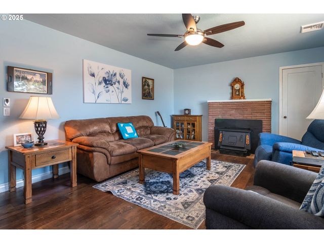 470 STERLING Dr, Roseburg, OR 97470