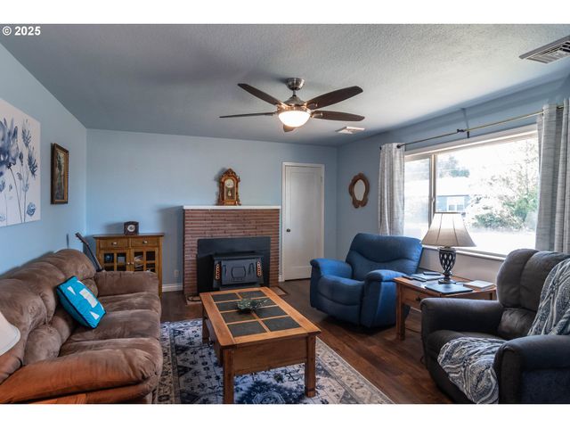 470 STERLING Dr, Roseburg, OR 97470