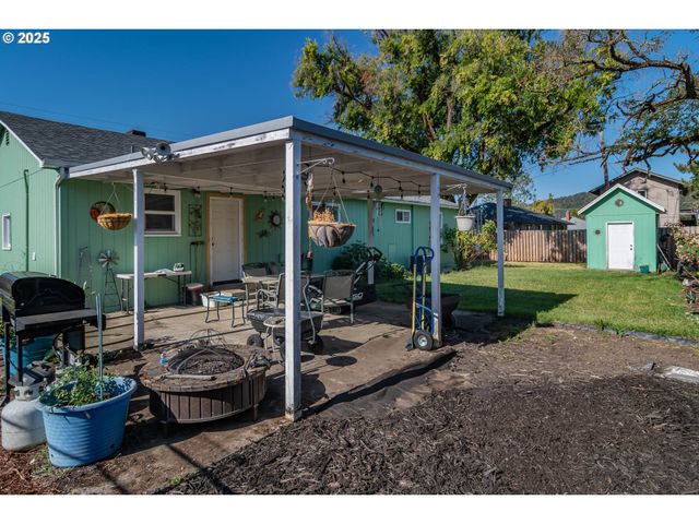 470 STERLING Dr, Roseburg, OR 97470