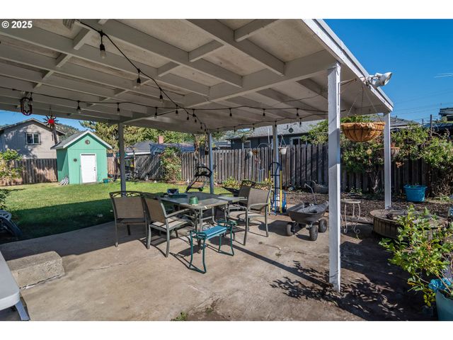 470 STERLING Dr, Roseburg, OR 97470
