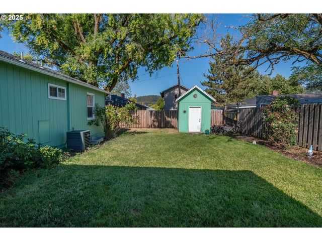 470 STERLING Dr, Roseburg, OR 97470