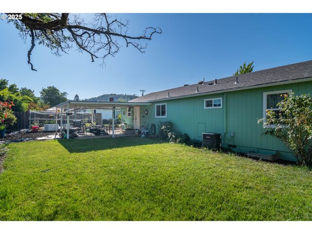 470 STERLING Dr, Roseburg, OR 97470