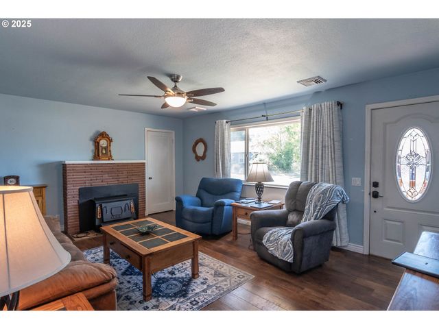 470 STERLING Dr, Roseburg, OR 97470