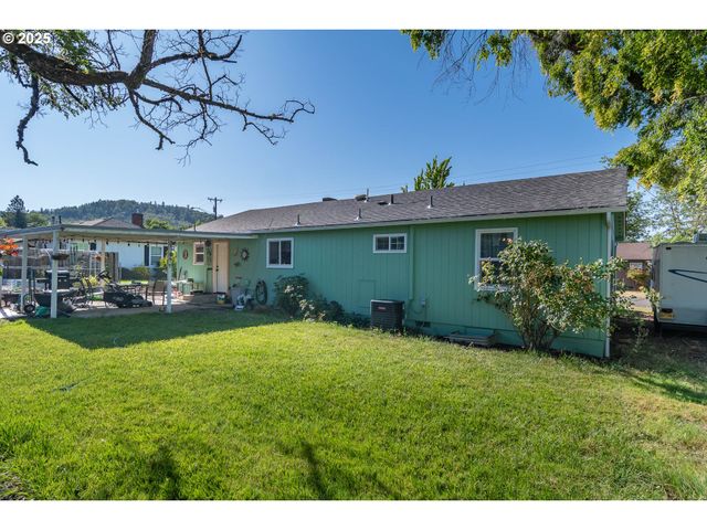 470 STERLING Dr, Roseburg, OR 97470