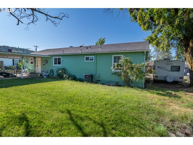 470 STERLING Dr, Roseburg, OR 97470