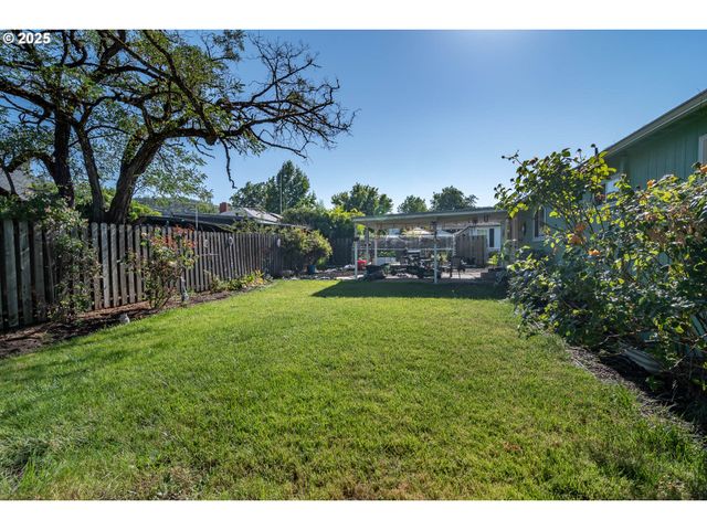 470 STERLING Dr, Roseburg, OR 97470