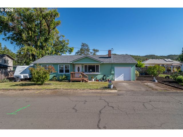 470 STERLING Dr, Roseburg, OR 97470