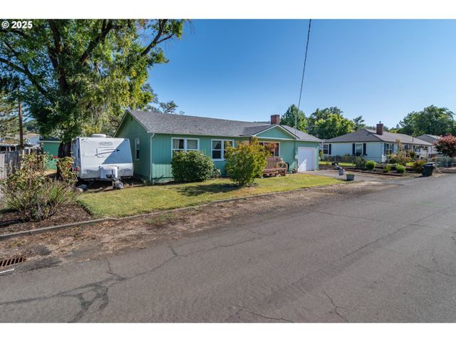 470 STERLING Dr, Roseburg, OR 97470
