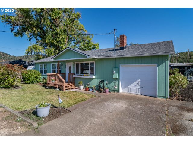 470 STERLING Dr, Roseburg, OR 97470