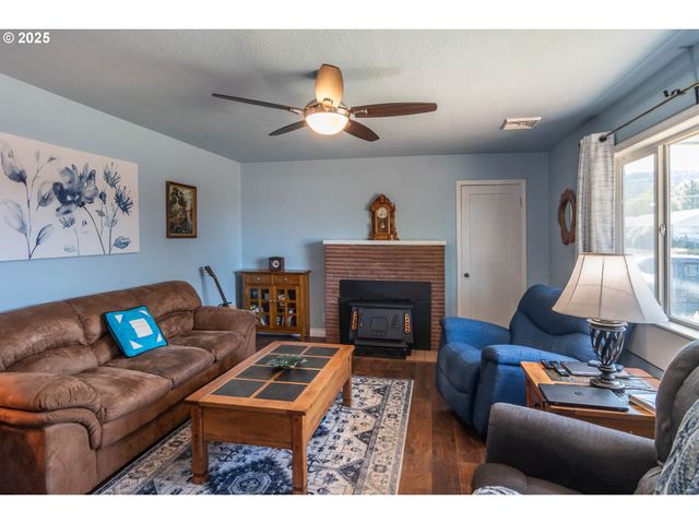 470 STERLING Dr, Roseburg, OR 97470