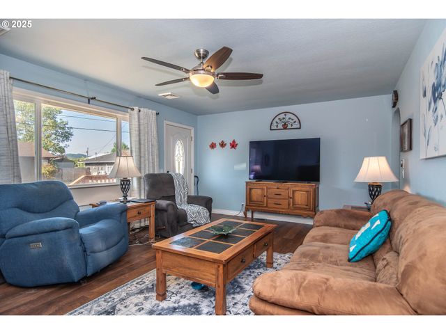 470 STERLING Dr, Roseburg, OR 97470