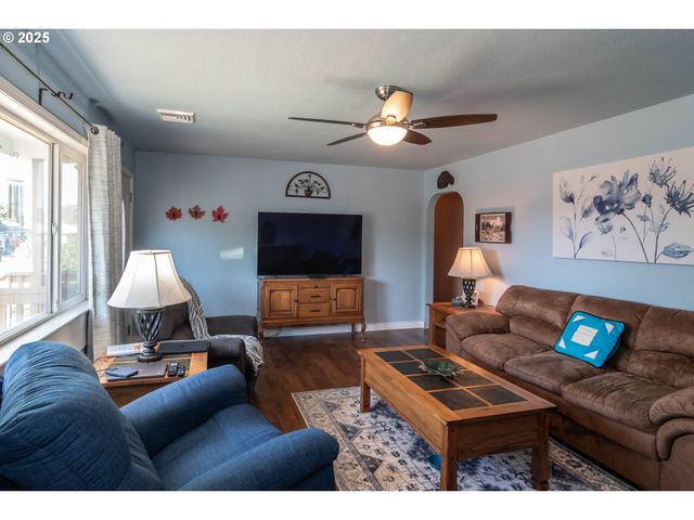 470 STERLING Dr, Roseburg, OR 97470