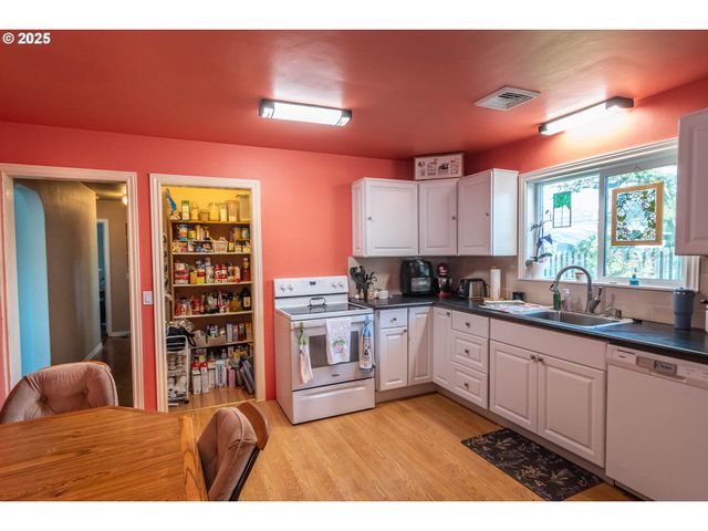 470 STERLING Dr, Roseburg, OR 97470
