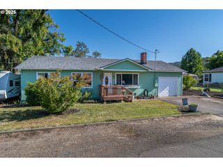 470 STERLING Dr, Roseburg, OR 97470