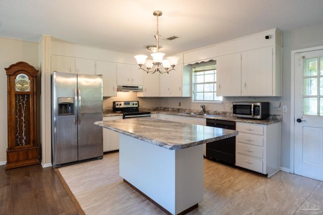 2301 Bobwhite Ln, Pensacola, FL 32534