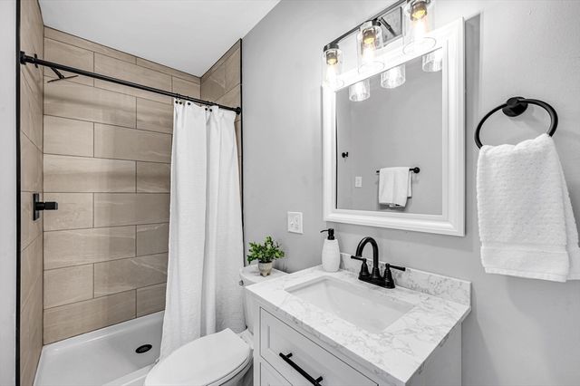 15 Myrtle Ave, Holyoke, MA 01040