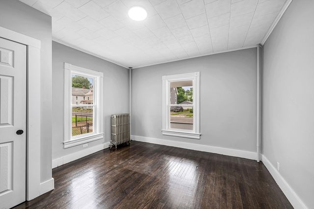 15 Myrtle Ave, Holyoke, MA 01040