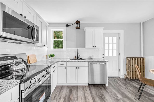 15 Myrtle Ave, Holyoke, MA 01040