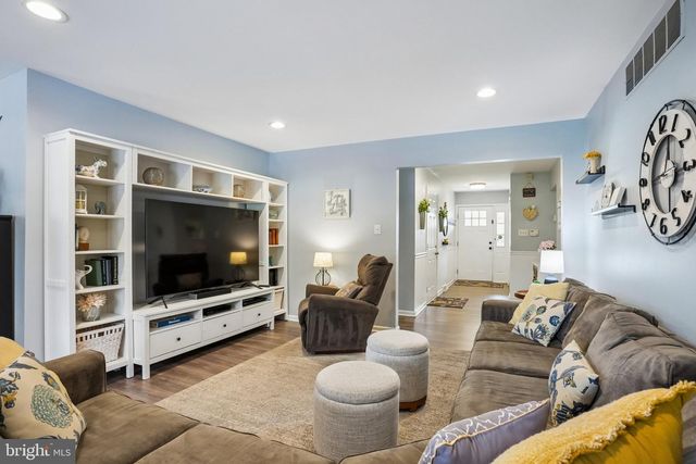 905 BRIDGEBORO ST, Delran, NJ 08075