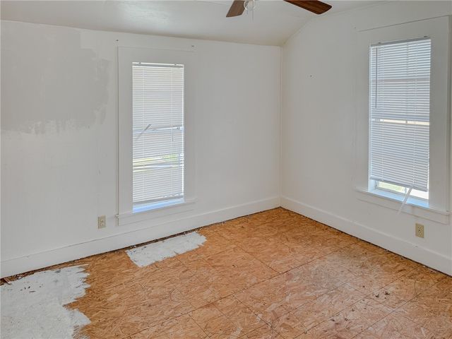 138 S Houston St, Aransas Pass, TX 78336