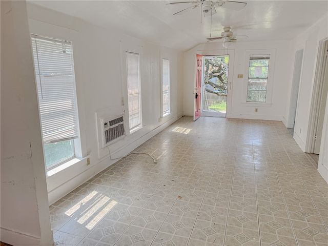 138 S Houston St, Aransas Pass, TX 78336