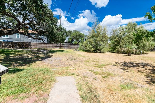 138 S Houston St, Aransas Pass, TX 78336