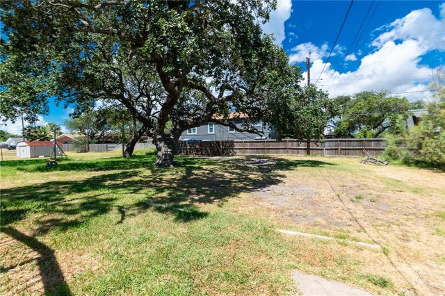 138 S Houston St, Aransas Pass, TX 78336