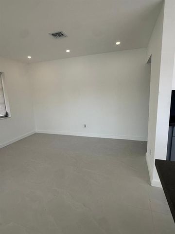 1054-1058 SW 2nd Street 1058, Hallandale Beach, FL 33009