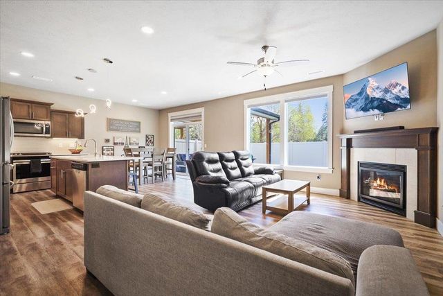924 E Handy Rd, Colbert, WA 99005
