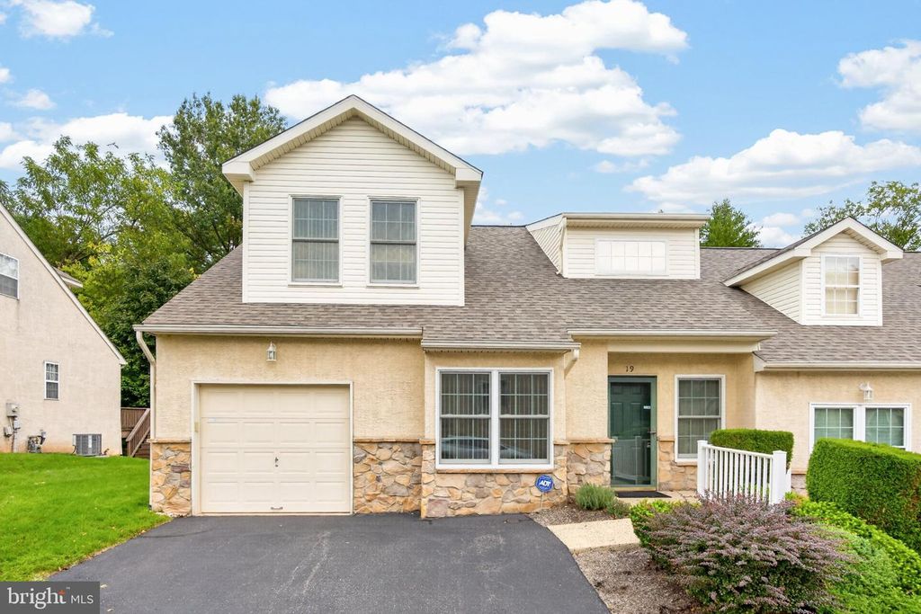 19 STUART DR #19, NORRISTOWN, PA 19401 — exterior