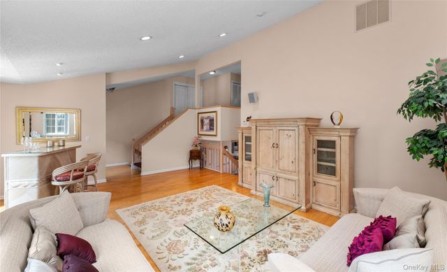 45 Eagle Ridge Way, Nanuet, NY 10954
