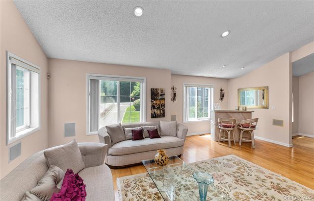 45 Eagle Ridge Way, Nanuet, NY 10954