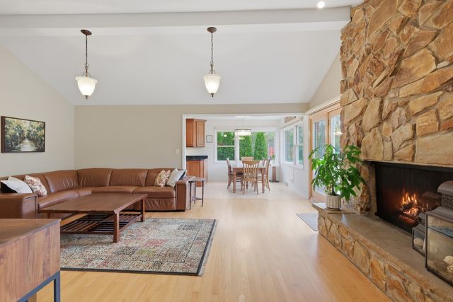 955 Summit Drive, Deerfield, IL 60015