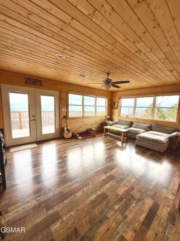 855 S Ridge Way, Cosby, TN 37722