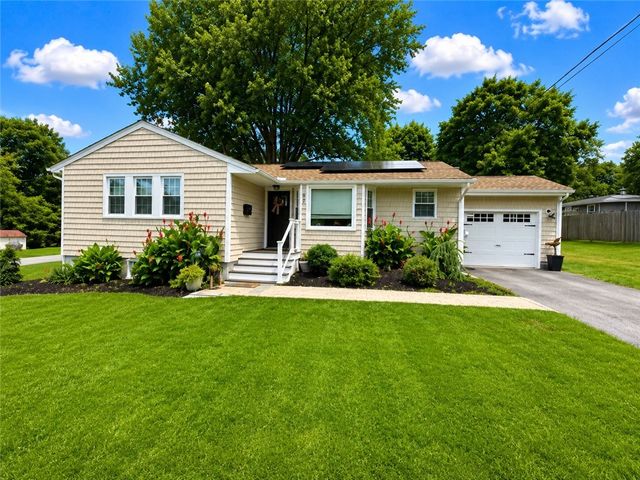 82 Kearns Avenue, Tiverton, RI 02878