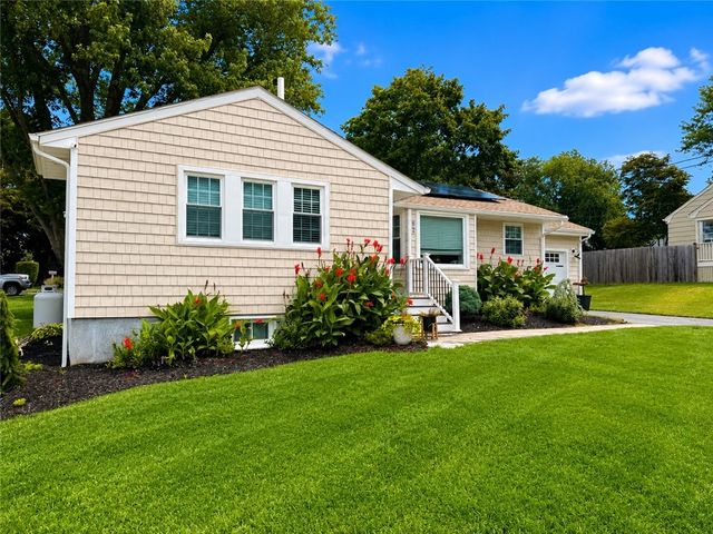 82 Kearns Avenue, Tiverton, RI 02878