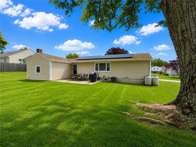 82 Kearns Avenue, Tiverton, RI 02878